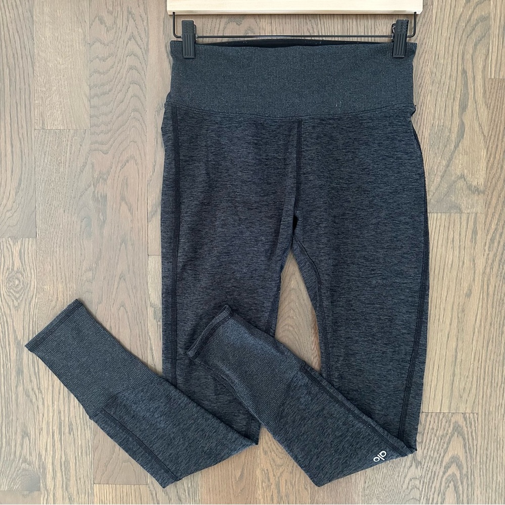 Alo Yoga High-Waist Airbrush Ribbed Trim Legging in Heather Charcoal Size Medium